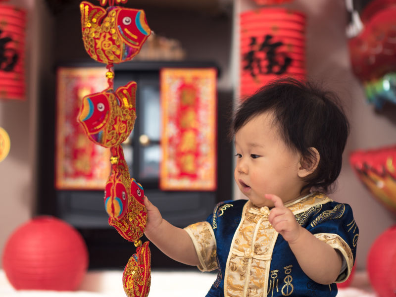 婴儿玩着春节的挂件装饰