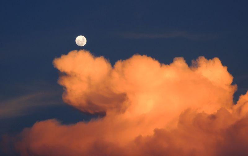 橘黄色云朵上的月亮