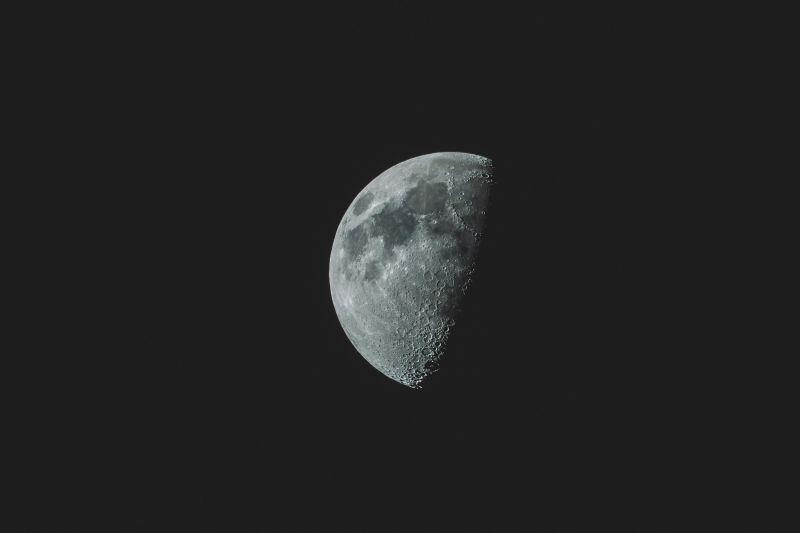 黑色背景前半边的月亮