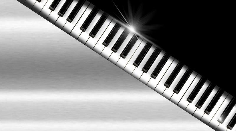 钢琴键盘上黑白色