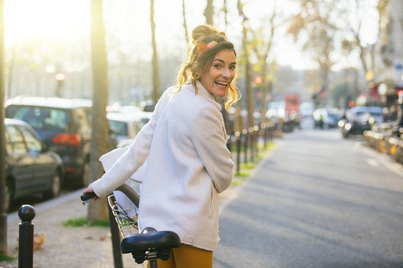 巴黎骑自行车的年轻女子