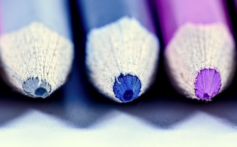 三种不同颜色的彩色铅笔