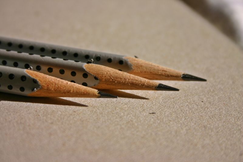 三只被削的极尖的铅笔