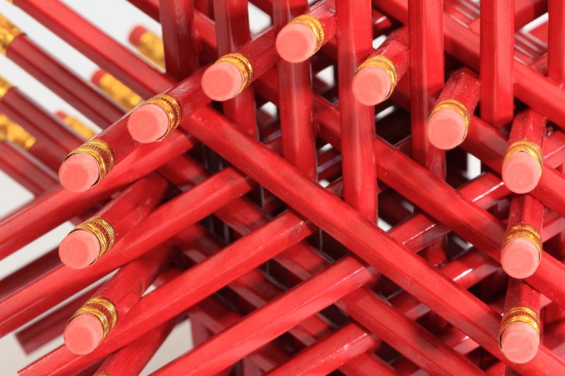红色的铅笔搭成架子