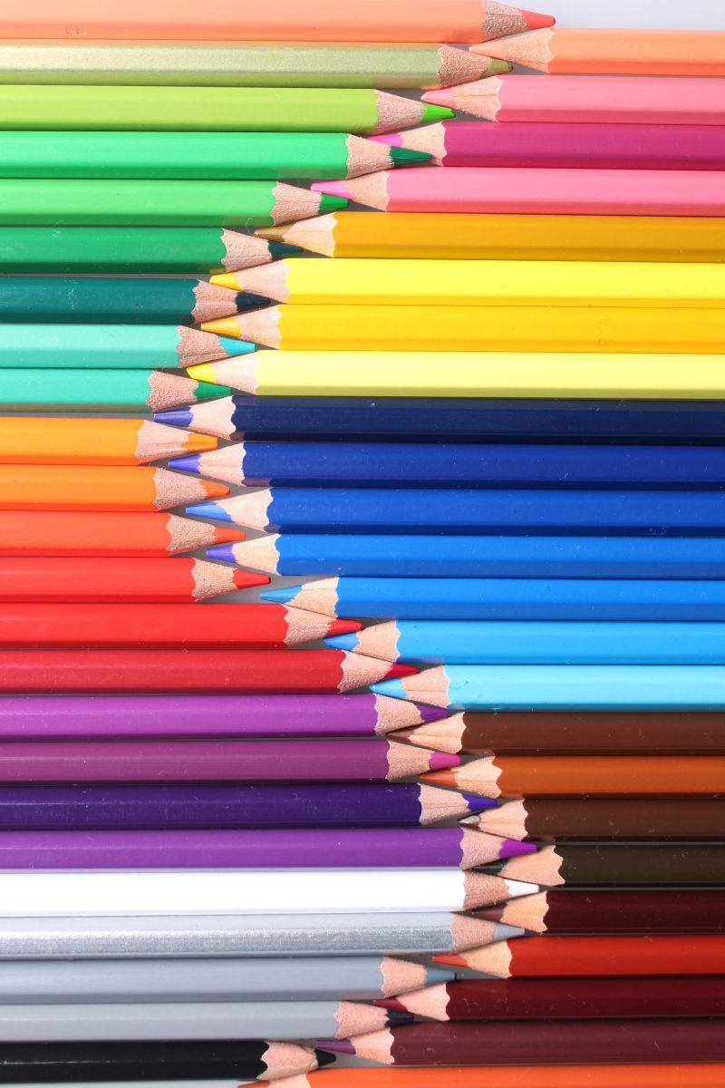 连成波浪型的彩色铅笔