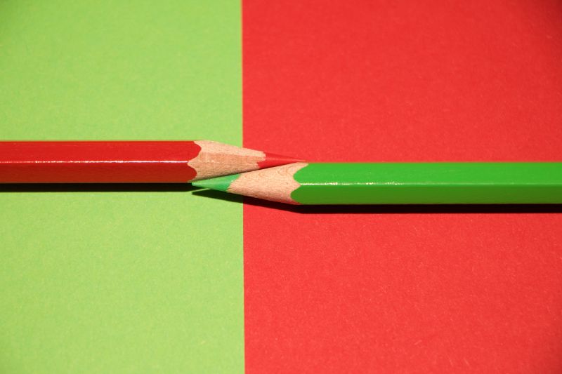 红绿两色的彩色铅笔