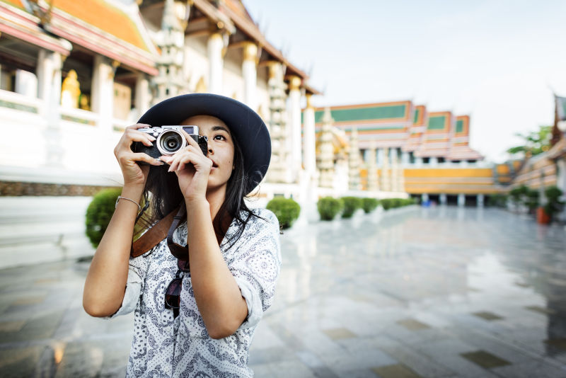一位旅游观光的女子用照片记录