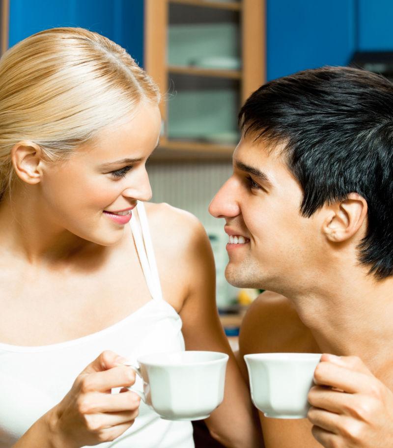 微笑的年轻夫妇喝茶