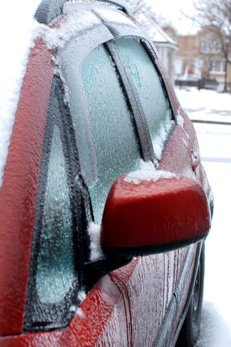 冰雪覆盖车