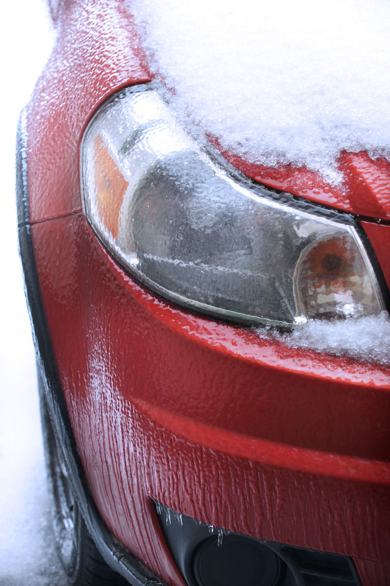 冰雪覆盖车盖