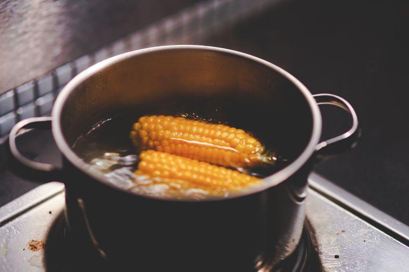 锅里煮着两段黄色玉米