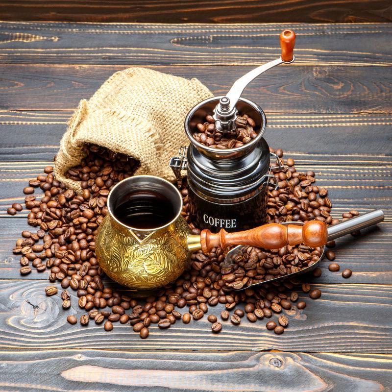 木桌上的咖啡机和咖啡豆