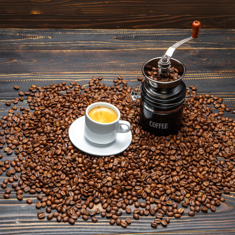 深色木桌上的咖啡和咖啡豆