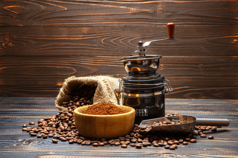 深色木制背景下的咖啡豆和咖啡粉