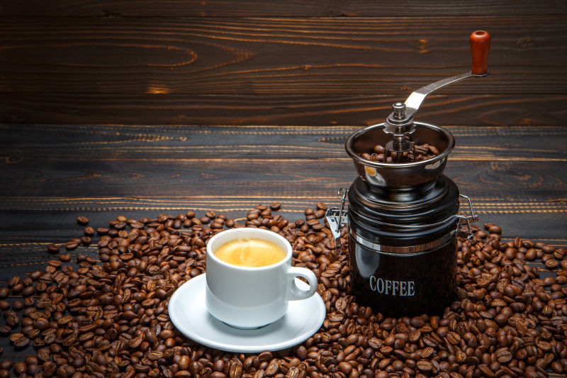 深色木制背景烘焙咖啡豆和咖啡