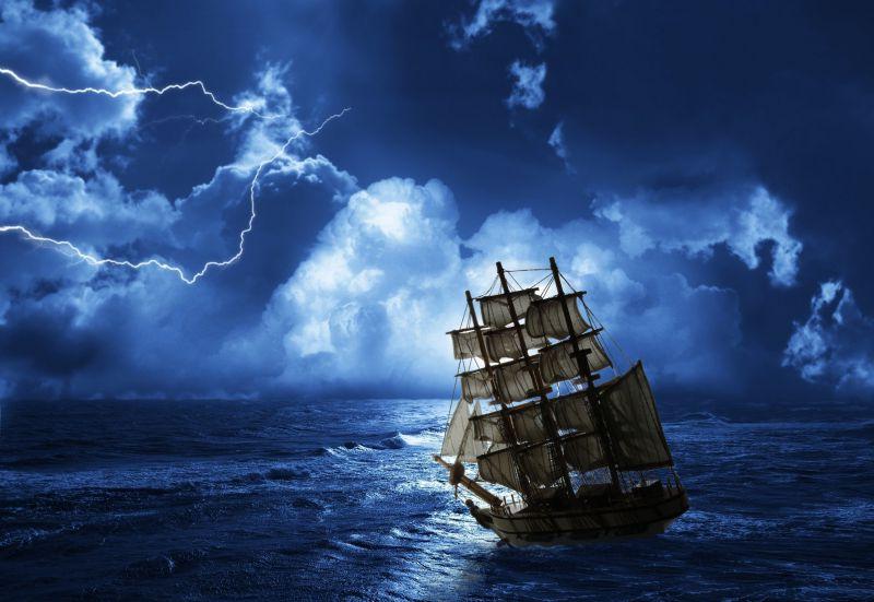 风暴背景中的帆船