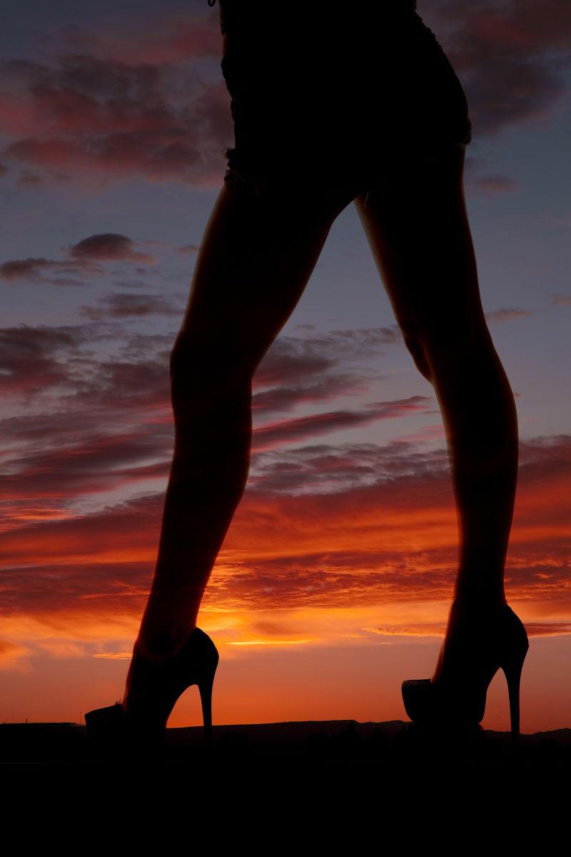 夕阳下美女腿部轮廓