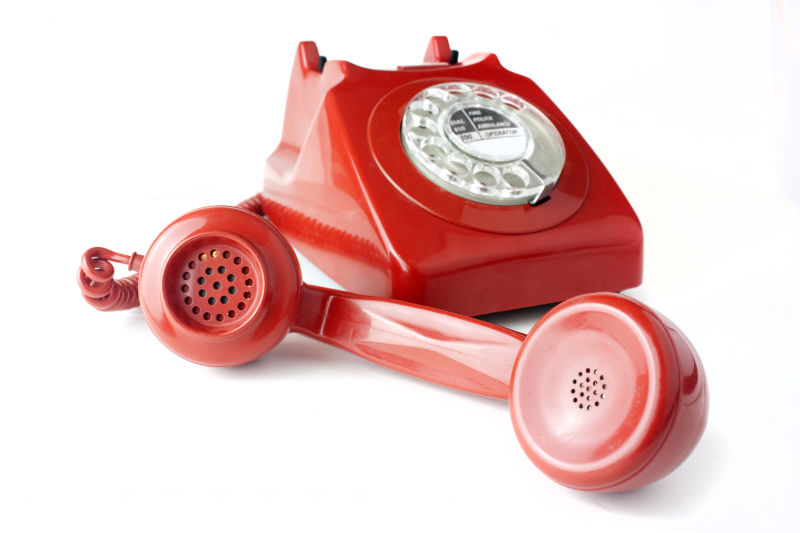白背景中的红色老式电话