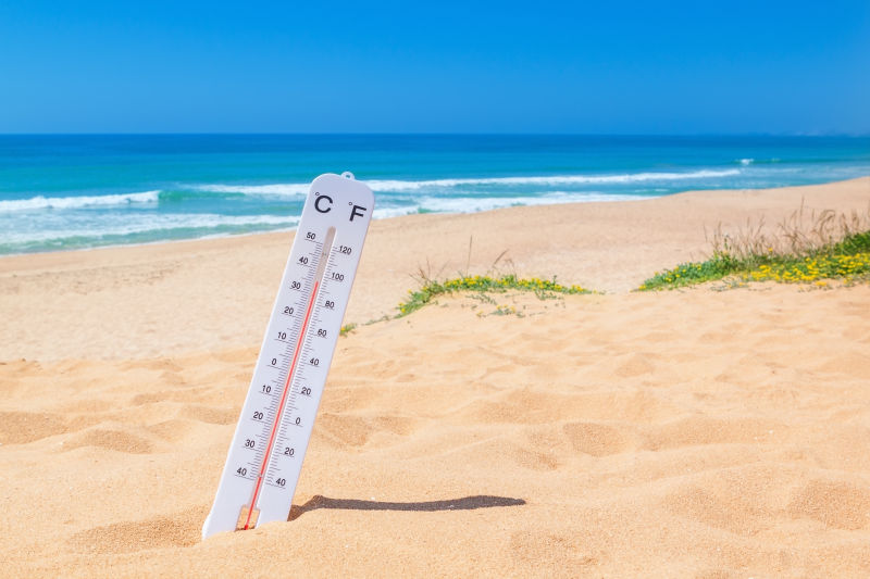 海滩沙子里插着一只温度计
