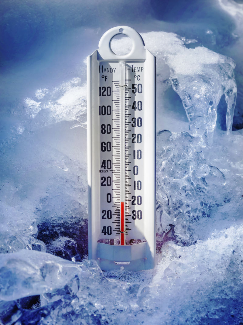 冰地里的温度计显示低温