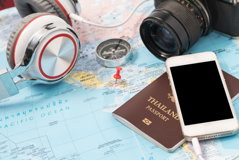 桌子上的旅游必备品和护照