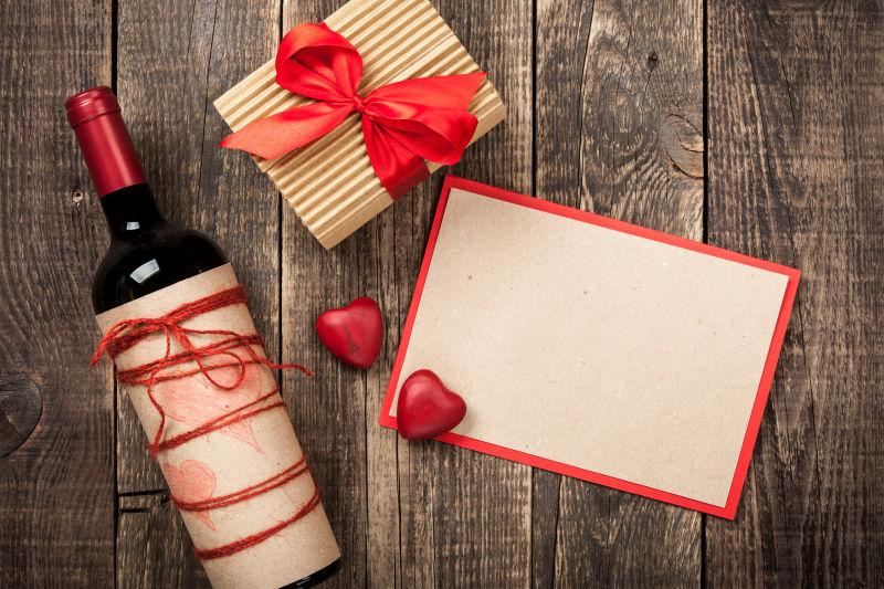 木制桌上情人节卡片和节日礼物