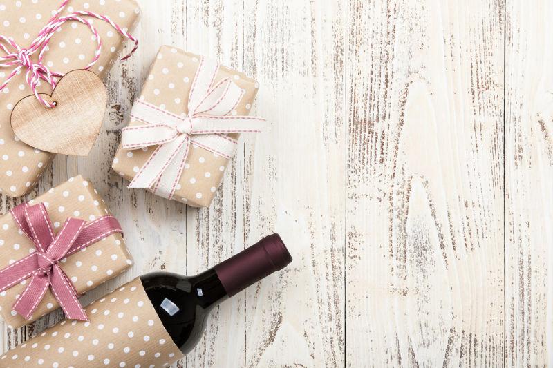 情人节红葡萄酒瓶和礼品盒