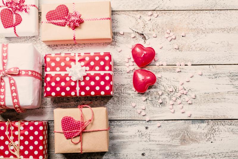 木板上的情人节礼物盒与心