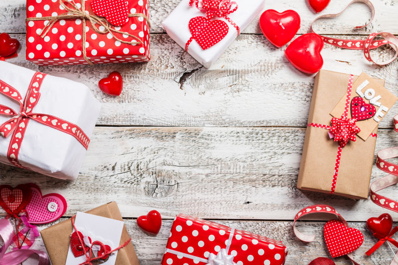 白色木板上的情人节礼物盒