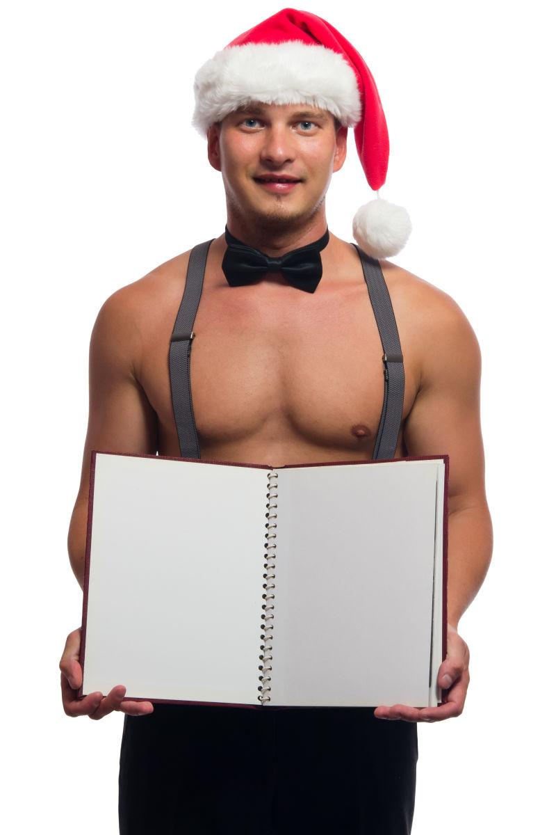 带着红色圣诞帽的男人拿着一本空白菜单