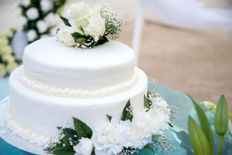 白色的婚礼花朵蛋糕