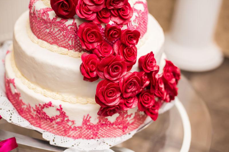桌子上的玫瑰花朵蛋糕