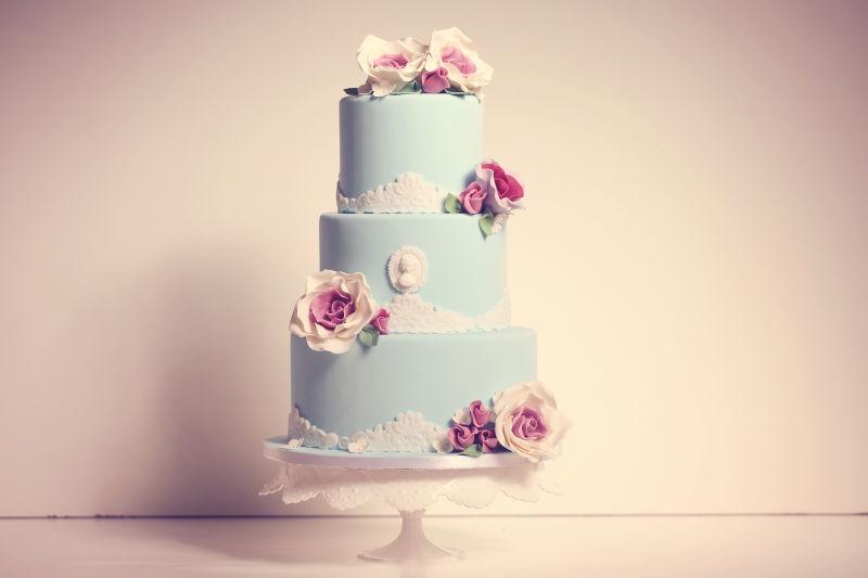 三层浅蓝色花朵蛋糕