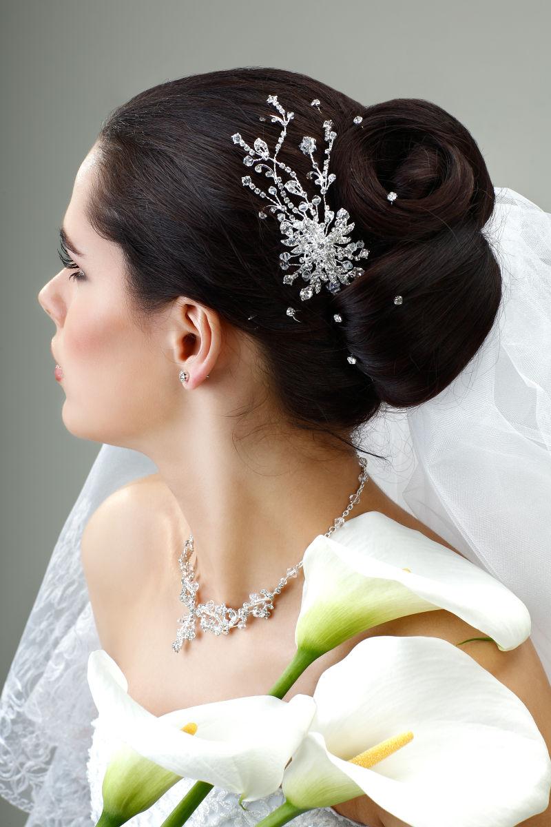 美丽的新娘带着华丽的发饰和项链