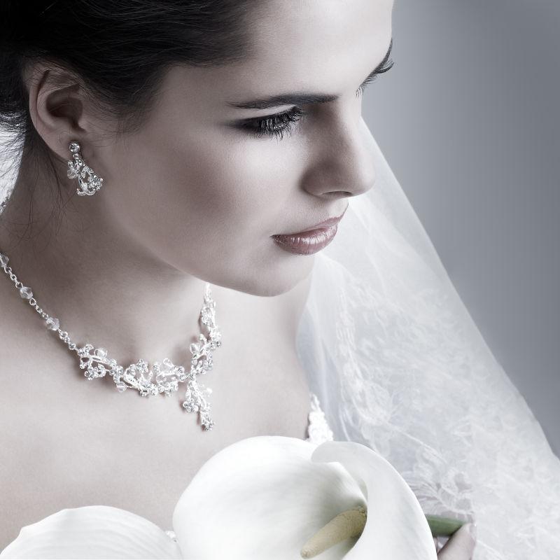 美丽的新娘带着华丽的珠宝项链