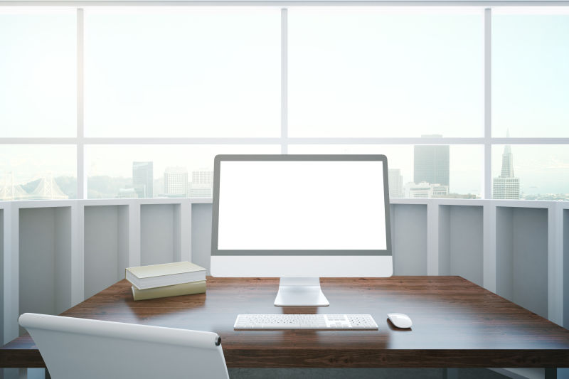 现代办公桌上的白屏幕电脑