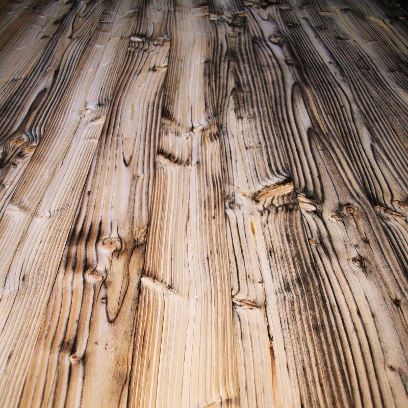破旧发白的木板表面