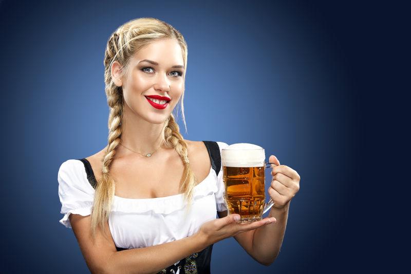 蓝色背景上端着一杯啤酒的金发女郎