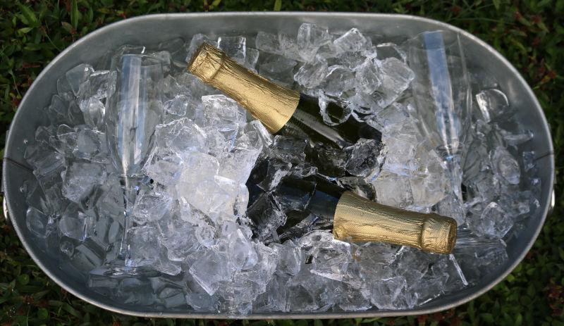冰桶里的香槟和玻璃杯