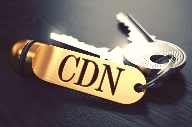 木桌上的CDN金色钥匙扣和钥匙