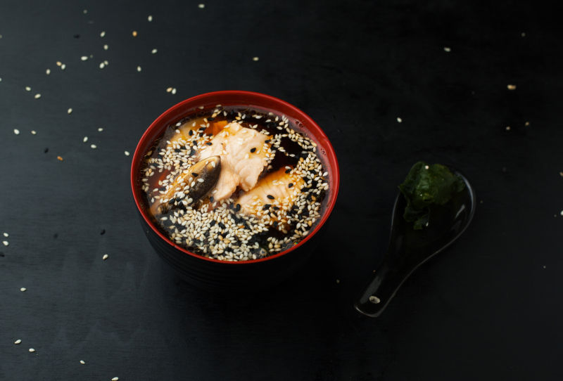 日本传统味噌汤配黑底海鲜食物