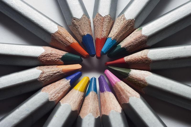 叠成圆圈的彩色铅笔