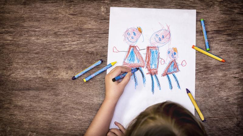 孩子用蜡笔画的家庭儿童画