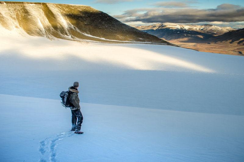 冒险家在冰川的边缘俯瞰北极风光