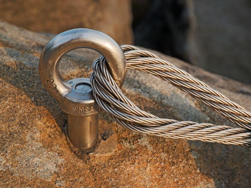 岩石上的铁螺拴和钢丝绳