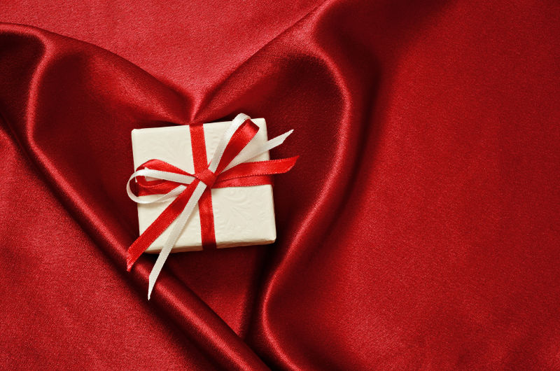 红色绸缎上的情人节礼物