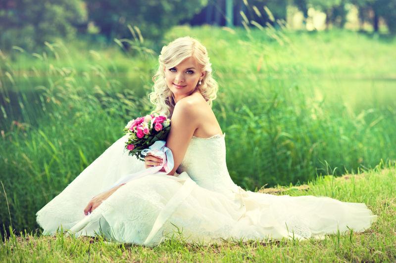 坐在草地上的美女新娘