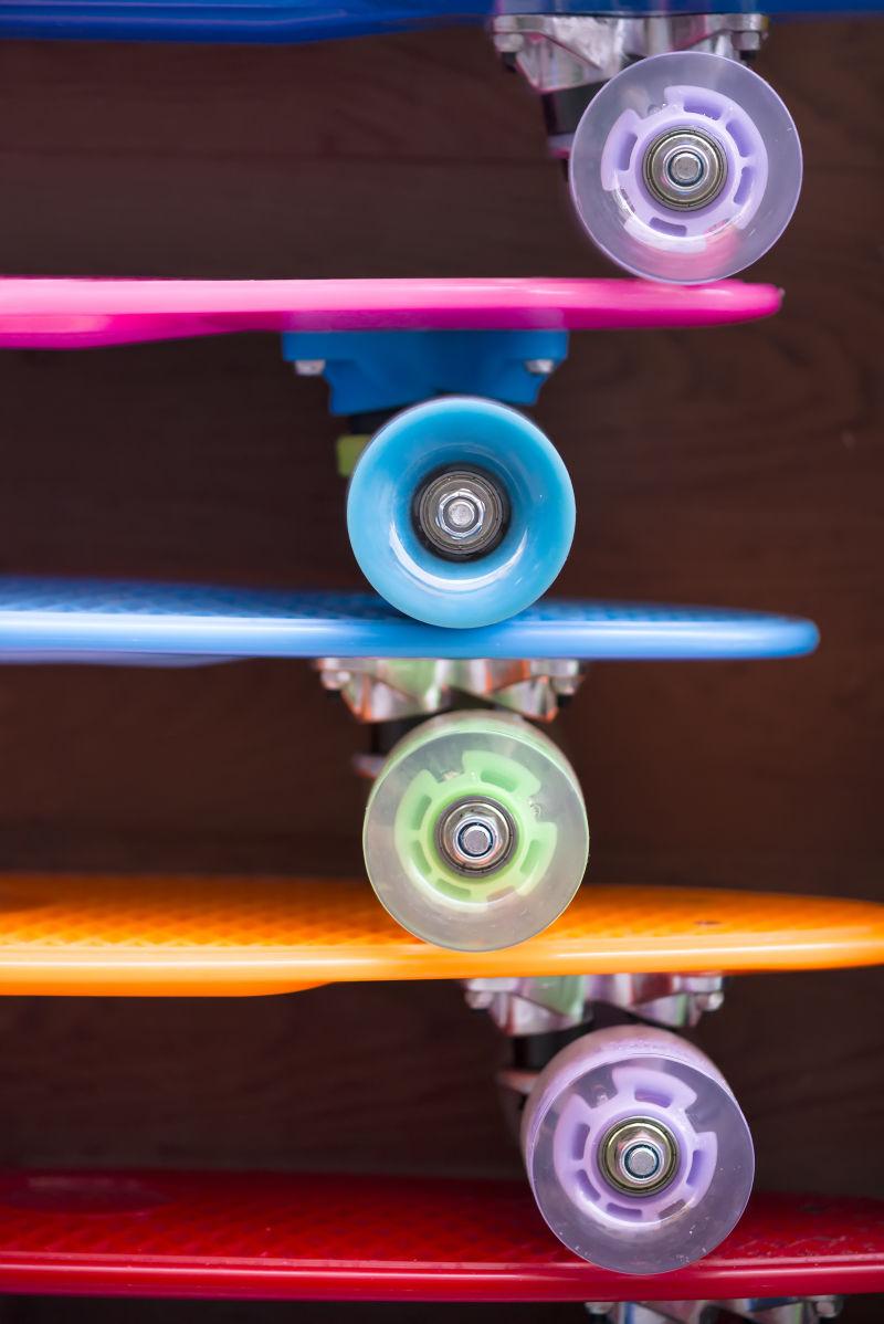 不同颜色的滑板
