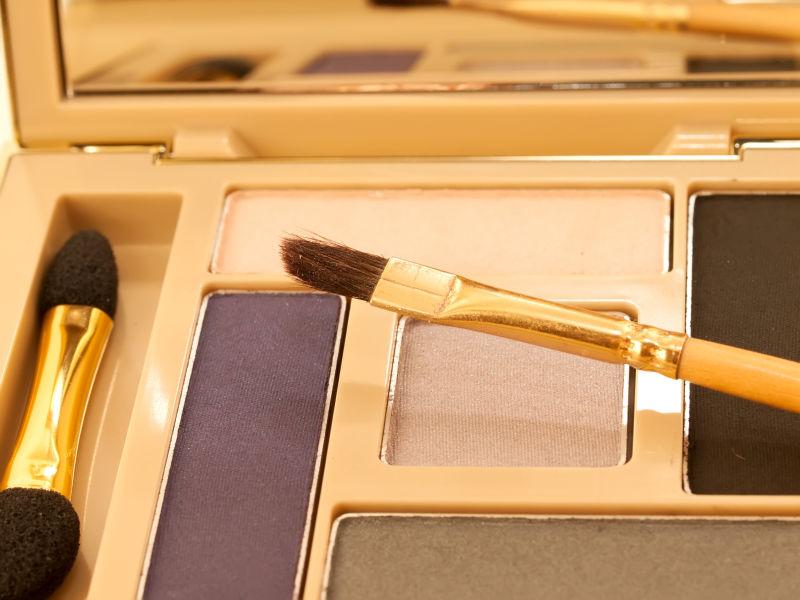 黄金包装中的紫色和米色化妆眼影