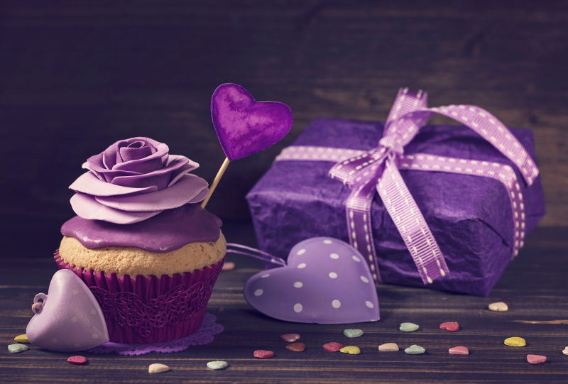 紫色的小蛋糕和礼物盒